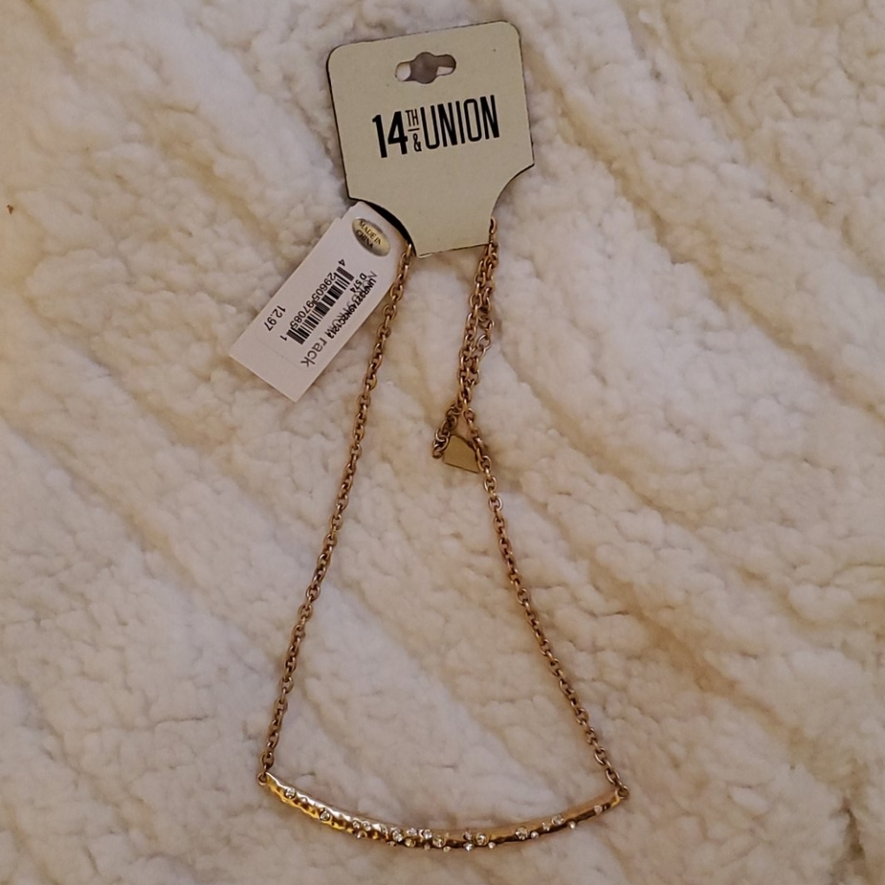 🌹Goldtone and rhinestone necklace